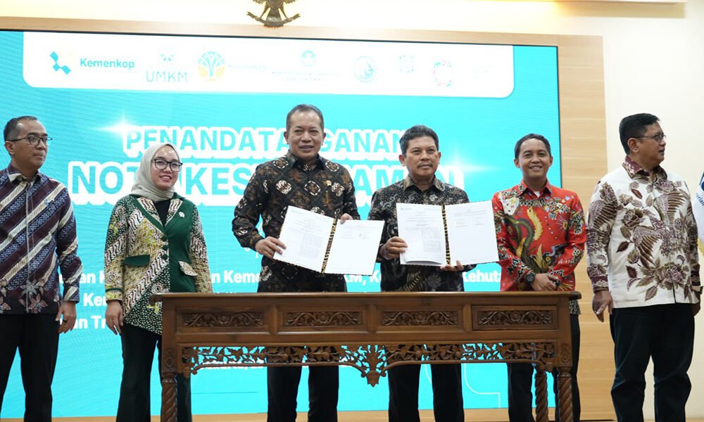 Direktur Utama BPJS Kesehatan Ghufron Mukti bersama Menteri Koperasi Republik Indonesia Ferry Juliantono saat penandatanganan Nota Kesepahaman Penyelenggaraan Program JKN di bidang koperasi, Selasa (23/12).