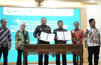 BPJS Kesehatan dan Kementerian Koperasi Perkuat Sinergi Perluas Program JKN di Sektor Koperasi Direktur Utama BPJS Kesehatan Ghufron Mukti bersama Menteri Koperasi Republik Indonesia Ferry Juliantono saat penandatanganan Nota Kesepahaman Penyelenggaraan Program JKN di bidang koperasi, Selasa (23/12).