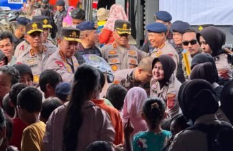 Kapolri Tinjau Pembersihan Sekolah dan Masjid Terdampak Bencana di Aceh Tamiang Kapolri Jenderal Listyo Sigit Prabowo memantau langsung pembersihan SDN 01 Karangbaru dan Masjid Syuhada bersama personel Polri dan warga di Aceh Tamiang, Kamis (11/12/2025).