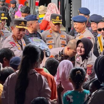 Kapolri Jenderal Listyo Sigit Prabowo memantau langsung pembersihan SDN 01 Karangbaru dan Masjid Syuhada bersama personel Polri dan warga di Aceh Tamiang, Kamis (11/12/2025).