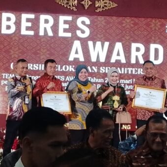 Sekda Sumsel Hadiri Penganugerahan BERES Award 2025, Dorong Akselerasi Program 3 Juta Rumah Sekda Sumsel H. Edward Candra menghadiri penganugerahan BERES Award 2025 di Hotel Swarna Dwipa, Selasa (9/12/2025).