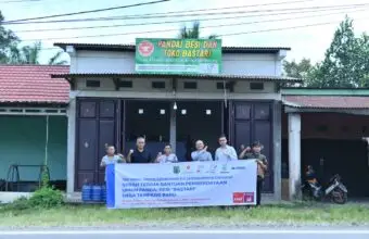 SKK Migas – Repsol Sakakemang Salurkan Bantuan Pendidikan dan Ekonomi untuk Masyarakat Tampang Baru Perwakilan SKK Migas – Repsol Sakakemang B.V. menyerahkan bantuan panel surya dan perangkat pendukung kepada pihak SDN Simpang Bondon di Desa Tampang Baru, Selasa (2/12/2025).
