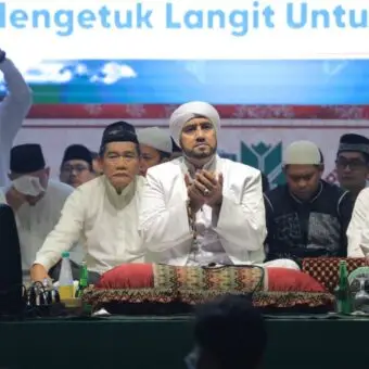 Palembang Bersholawat! Ribuan Umat Padati Tugu Parameswara Bersama Habib Syech Habib Syech bin Abdul Qodir Assegaf memimpin lantunan sholawat yang menggema di langit Jakabaring.