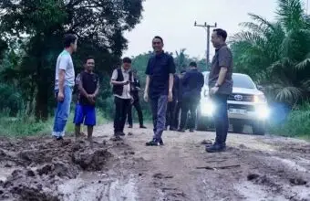 Jalan Poros Cengal–Sungai Menang Rusak Parah, Bupati OKI Minta Akses Jalan Perusahaan Dibuka Sementara Bupati OKI H. Muchendi meninjau langsung kondisi jalan poros Cengal–Sungai Menang yang rusak parah di Dusun Rimba Naning, Desa Sido Mulyo, Kecamatan Sungai Menang, Jumat (12/12/2025).