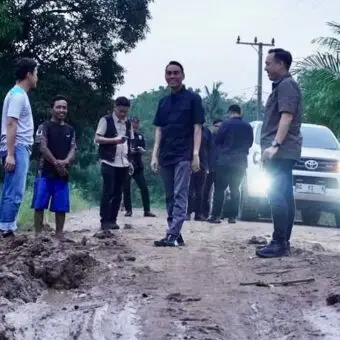 Jalan Poros Cengal–Sungai Menang Rusak Parah, Bupati OKI Minta Akses Jalan Perusahaan Dibuka Sementara Bupati OKI H. Muchendi meninjau langsung kondisi jalan poros Cengal–Sungai Menang yang rusak parah di Dusun Rimba Naning, Desa Sido Mulyo, Kecamatan Sungai Menang, Jumat (12/12/2025).