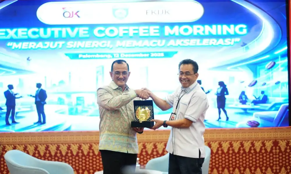 Pemprov Sumsel Optimalkan APBD dan Perkuat Digitalisasi Transaksi Daerah 2025 Sekretaris Daerah Provinsi Sumatera Selatan Dr. Drs. H. Edward Candra, M.H bersama Kepala OJK Sumsel Arifin Susanto saat menghadiri Executive Coffee Morning bertema “Merajut Sinergi, Memacu Akselerasi” di Kantor OJK Sumsel, Jumat (12/12/2025), membahas optimalisasi APBD dan penguatan digitalisasi transaksi pemerintah daerah.