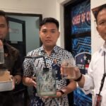 Petugas Subdit Siber Ditreskrimsus Polda Sumsel mengamankan barang bukti berupa akuarium, wadah ikan cupang, serta akun TikTok milik pasutri asal Prabumulih yang diduga menggelar judi adu ikan cupang melalui siaran langsung di media sosial.