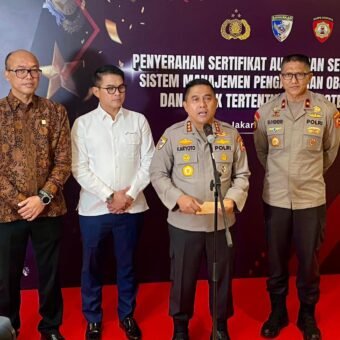 Badan Pemelihara Keamanan (Baharkam) Polri secara simbolis menyerahkan Sertifikat Audit Penerapan Sistem Pengamanan Objek Vital Nasional dan Objek Tertentu serta Hotel Tahun 2025 kepada perwakilan BUMN dan perusahaan nasional di Gedung Auditorium Lantai 3 PT PLN (Persero), Senin (15/12/2025).