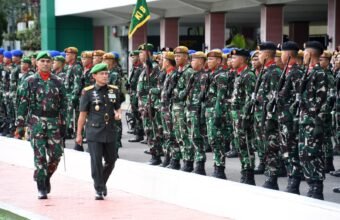 Danrem 044/Gapo Brigjen TNI Adri Koesdyanto menghadiri upacara peringatan Hari Juang TNI AD ke-80 Tahun 2025 yang dipimpin Pangdam II/Sriwijaya Mayjen TNI Ujang Darwis di Makodam II/Sriwijaya, Palembang, Senin (15/12/2025).