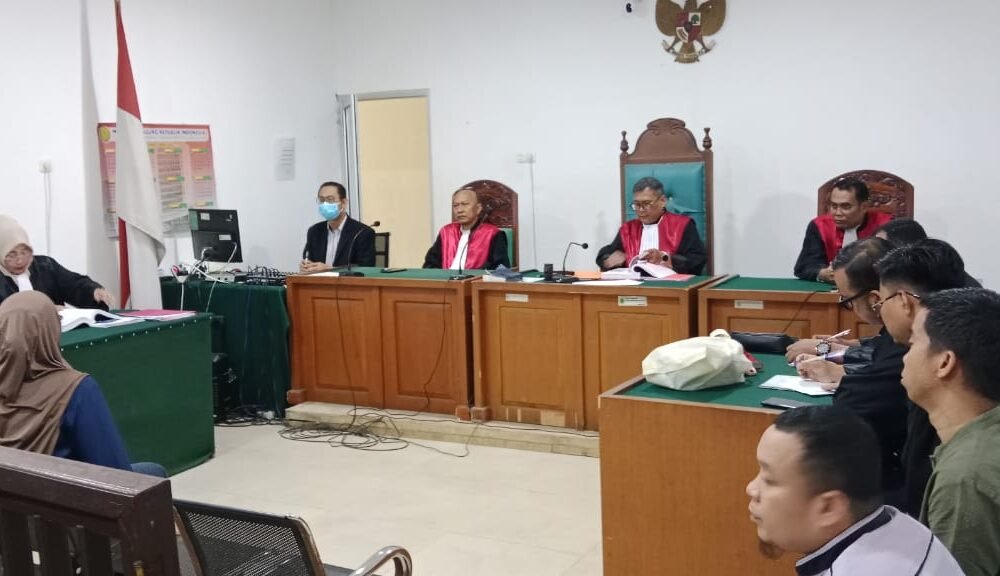 Mirna Bersumpah di Depan Hakim: Ruko Saya Bukan Gudang Rokok Ilegal Mirna, pemilik ruko di Bukit Baru Palembang, memberikan keterangan sebagai saksi dalam sidang perkara jutaan batang rokok ilegal di PN Palembang, Senin (15/12/2025).