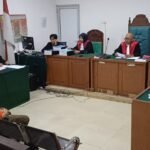 Mirna Bersumpah di Depan Hakim: Ruko Saya Bukan Gudang Rokok Ilegal Terdakwa Sutarnedi alias Haji Sutar saat menjalani sidang perdana kasus TPPU dengan tindak pidana asal narkotika di PN Palembang Kelas IA Khusus, Senin (15/12/2025).
