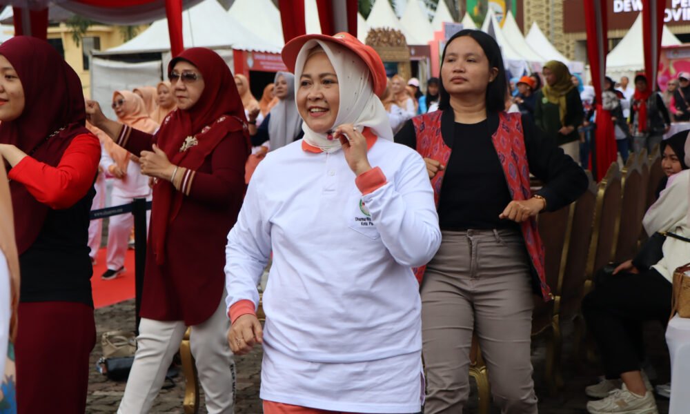 Semarak HUT ke-26 DWP Sumsel, DWP Fest Jadi Ajang Silaturahmi dan Kreativitas Suasana semarak DWP Fest dalam rangka peringatan HUT ke-26 Dharma Wanita Persatuan (DWP) Provinsi Sumatera Selatan yang digelar di halaman Kantor DPRD Provinsi Sumsel, Selasa (16/12/2025).