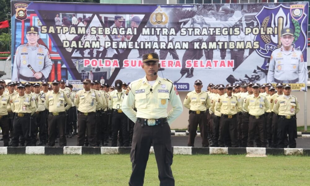 Ribuan Satpam Ikuti Apel Konsolidasi di Mapolda Sumsel, Perkuat Sinergi dengan Polri Jaga Kamtibmas Ribuan personel Satuan Pengamanan (Satpam) dari berbagai perusahaan dan instansi di Sumatera Selatan mengikuti apel konsolidasi yang dipimpin Kapolda Sumsel Irjen Pol Andi Rian R Djajadi di halaman apel Mapolda Sumsel, Rabu (17/12/2025).