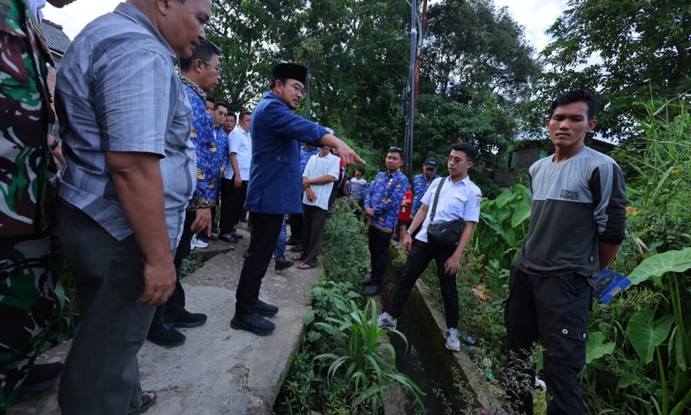 Tinjau Langsung Lokasi, Prima Salam Pastikan Jembatan Silaberanti Masuk APBD 2026 Wakil Wali Kota Palembang Prima Salam meninjau langsung kondisi jembatan rusak di Kelurahan Silaberanti, Kecamatan Jakabaring, Rabu (17/12/2025).