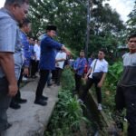 Remaja Putri Asal Pedamaran yang Sempat Viral Hilang Akhirnya Ditemukan Polisi Wakil Wali Kota Palembang Prima Salam meninjau langsung kondisi jembatan rusak di Kelurahan Silaberanti, Kecamatan Jakabaring, Rabu (17/12/2025).