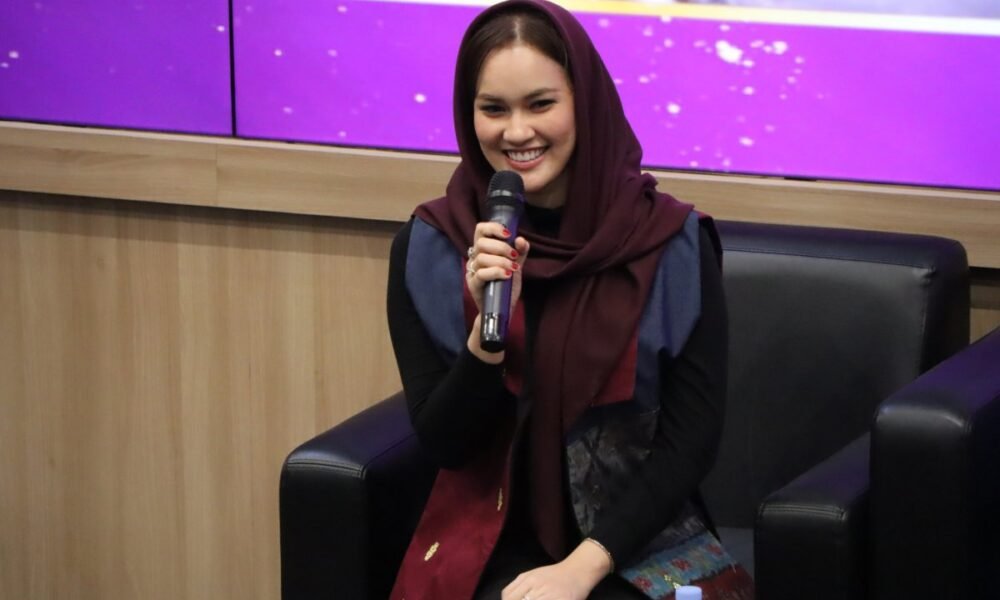 Putri Azizah Prima Salam Tekankan Kekuatan Doa Ibu dalam Penganugerahan Tokoh Ibu Inspiratif Palembang Staf Ahli TP PKK Kota Palembang, Putri Azizah Prima Salam, saat menjadi narasumber dalam kegiatan Penganugerahan Tokoh Ibu Inspiratif yang digelar KOPRI PMII Palembang di Kampus B UIN Raden Fatah Palembang, Kamis (18/12/2025).