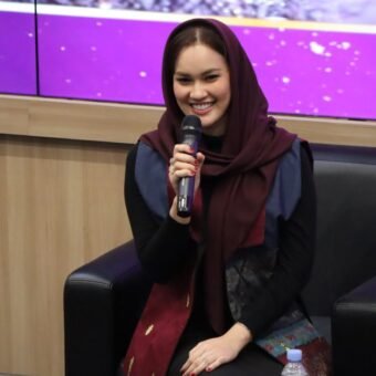 Putri Azizah Prima Salam Tekankan Kekuatan Doa Ibu dalam Penganugerahan Tokoh Ibu Inspiratif Palembang Staf Ahli TP PKK Kota Palembang, Putri Azizah Prima Salam, saat menjadi narasumber dalam kegiatan Penganugerahan Tokoh Ibu Inspiratif yang digelar KOPRI PMII Palembang di Kampus B UIN Raden Fatah Palembang, Kamis (18/12/2025).