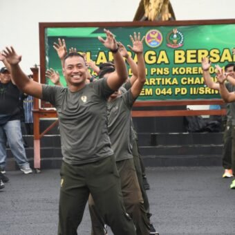 Korem 044/Gapo Perkuat Soliditas Lewat Olahraga Bersama dan Coffee Morning Danrem 044/Gapo Brigjen TNI Adri Koesdyanto bersama prajurit, PNS, Persit Kartika Chandra Kirana, mitra Korem, dan awak media saat mengikuti olahraga bersama dan coffee morning di Makorem 044/Gapo, Kamis (18/12/2025).