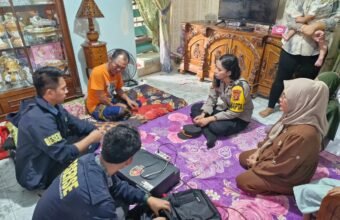 Petugas Polrestabes Palembang mendatangi rumah korban penyiraman air keras di kawasan Seberang Ulu I.