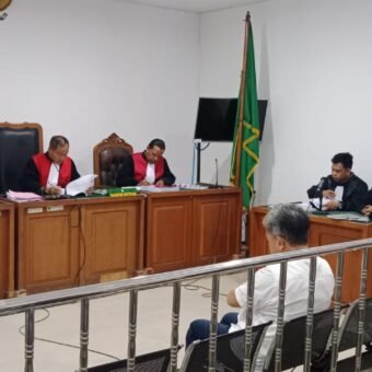 Terdakwa Aprizal didampingi kuasa hukumnya saat mengikuti sidang pembacaan tuntutan oleh Jaksa Penuntut Umum di Pengadilan Negeri Tipikor Palembang, Kamis (18/12/2025).