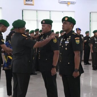 Danrem 044/Gapo Pimpin Sertijab Dandim 0406/Lubuk Linggau Danrem 044/Gapo Brigjen TNI Adri Koesdyanto memimpin upacara Serah Terima Jabatan Komandan Kodim 0406/Lubuk Linggau dari Letkol Inf Arie Prasatyo Widyo Broto kepada Letkol Inf Danny Steven Surbakti di Aula Makorem 044/Gapo, Palembang, Kamis (18/12/2025).