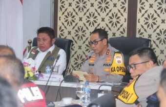 Polda Sumsel Siapkan 2.865 Personel Ops Lilin Musi 2025 Kapolda Sumsel Irjen Pol Andi Rian R Djajadi memimpin Rapat Koordinasi Lintas Sektoral Operasi Lilin Musi 2025 di Griya Agung Palembang, Jumat (19/12/2025), guna memastikan kesiapan pengamanan Natal 2025 dan Tahun Baru 2026 di wilayah Sumatera Selatan.