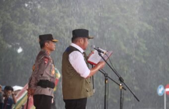 Diguyur Hujan, Polda Sumsel dan Pemprov Gelar Apel Operasi Lilin Musi 2025 Meski diguyur hujan deras, Kapolda Sumsel Irjen Pol Andi Rian R Djajadi bersama Gubernur Sumatera Selatan H Herman Deru memimpin Apel Gelar Pasukan Operasi Lilin Musi 2025 di halaman Griya Agung Palembang, Jumat (19/12/2025).
