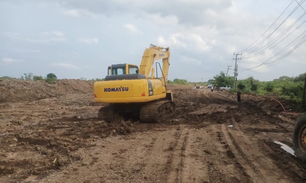 Proses pengecoran beton Jalan Kasiba–Lasiba di Palembang terus berjalan.