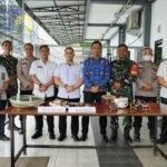 Petugas mengamankan barang-barang terlarang hasil Razia Gabungan yang digelar Rutan Kelas I Palembang sebagai bentuk komitmen menjaga integritas pemasyarakatan.