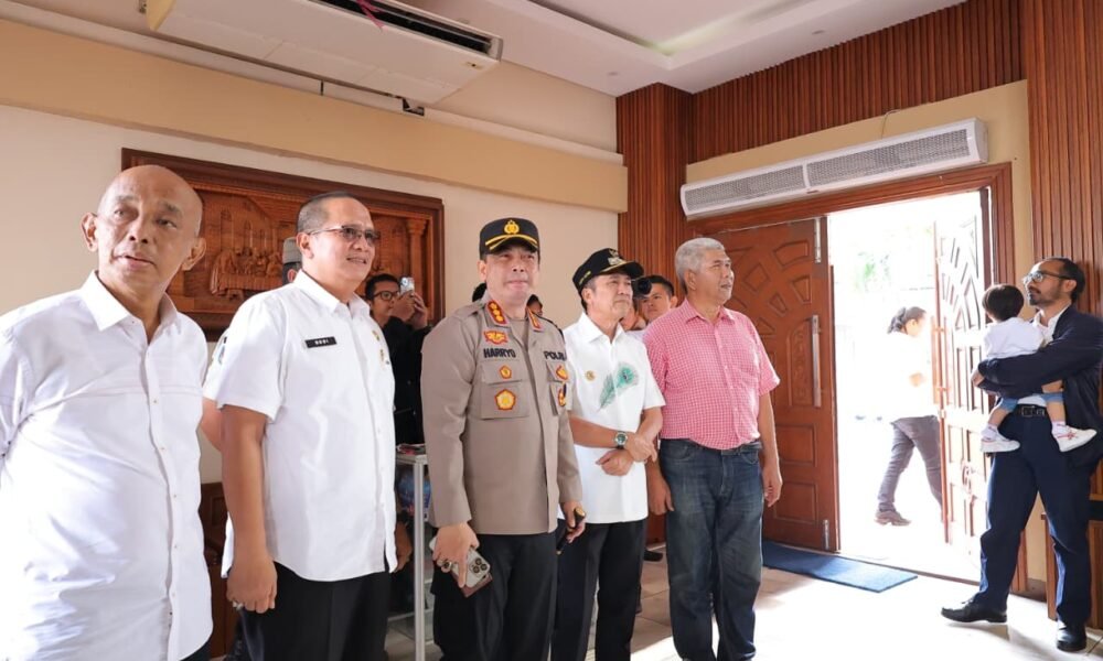 Wali Kota Palembang Ratu Dewa bersama Forkopimda meninjau pelaksanaan misa malam Natal 2025 di Gereja HKBP dan Gereja Hati Kudus Palembang, Rabu (24/12/2025).
