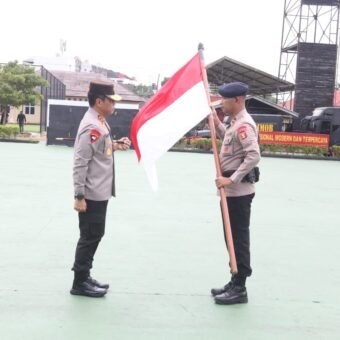 Polda Sumsel Berangkatkan 100 Personel Brimob Bantu Penanganan Pasca Bencana di Aceh Kapolda Sumsel Irjen Pol Andi Rian R Djajadi memimpin upacara pelepasan 100 personel Satbrimob Polda Sumsel di Makosat Brimob, Jumat (26/12/2025).
