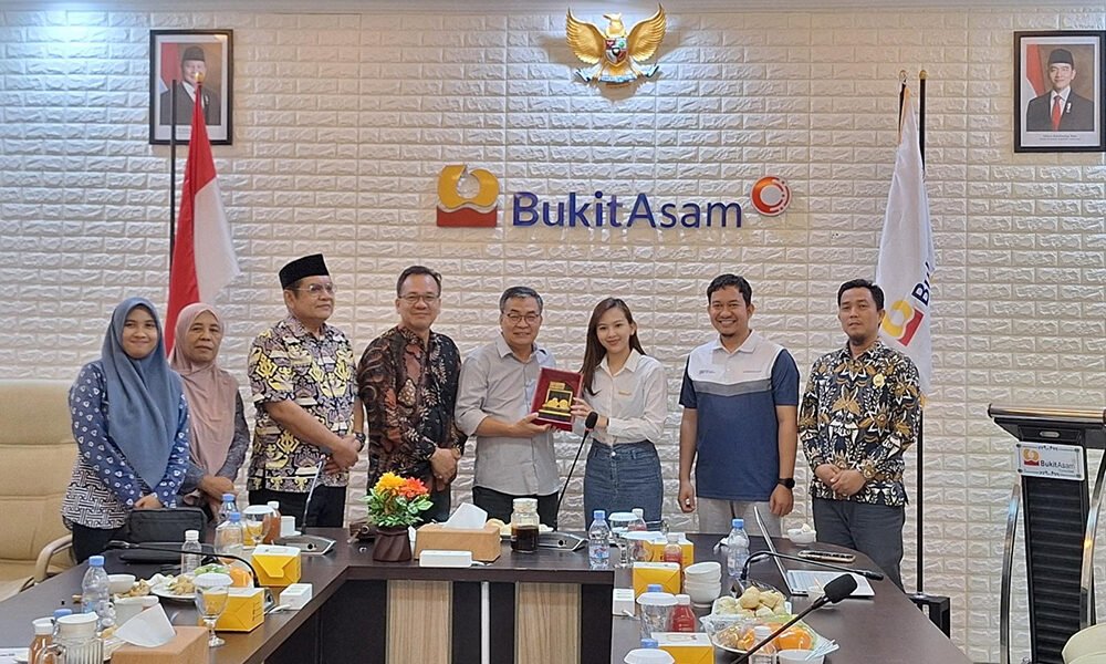 PT Bukit Asam Tbk sukses meraih predikat Badan Publik Informatif Tahun 2025 dengan nilai 94,84.