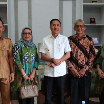 Di Tengah Kesibukan, Ratu Dewa Tetap Buka Ruang Silaturahmi dengan Berbagai Pihak Di tengah agenda padat, Walikota Palembang Ratu Dewa tetap meluangkan waktu menerima silaturahmi dari berbagai pihak di Rumah Dinas Walikota Palembang.