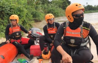 Nahas di Sungai Siguci OKU Timur, Perahu Getek Mati Mesin, 3 Penumpang Jatuh, 1 Belum Ditemukan Tim SAR gabungan melakukan pencarian korban hilang tenggelam di Sungai Siguci, OKU Timur, usai perahu getek mati mesin dan terbalik.