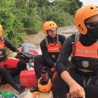 Nahas di Sungai Siguci OKU Timur, Perahu Getek Mati Mesin, 3 Penumpang Jatuh, 1 Belum Ditemukan Tim SAR gabungan melakukan pencarian korban hilang tenggelam di Sungai Siguci, OKU Timur, usai perahu getek mati mesin dan terbalik.