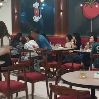 Suasana malam di ChiliTom Cafe & Resto, destinasi kuliner baru di Citra Garden Serpong yang menyuguhkan menu western dan Nusantara dengan view persimpangan Dragon Park Pond.