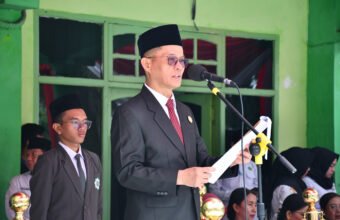 Peringati HAB ke-80, Kakanwil Kemenag Sumsel Tekankan Kerukunan dan Kedaulatan AI Syafitri Irwan membacakan sambutan Menteri Agama RI Nasaruddin Umar saat Upacara HAB ke-80 Kemenag di MAN 3 Palembang, menekankan pentingnya kerukunan umat dan kedaulatan AI.