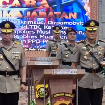 Resmi! Kapolrestabes Palembang Berganti, Kombes Pol Sonny Mahar Budi Gantikan Brigjen Harryo Kapolda Sumsel Irjen Pol Andi Rian Ryacudu Djajadi memimpin langsung serah terima jabatan dari Brigjen Pol Harryo Sugihhartono kepada Kombes Pol Sonny Mahar Budi.