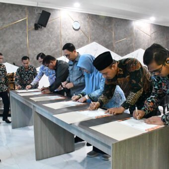 Komitmen Transparansi, Kemenag Sumsel Gelar Rakor Anggaran 2026 dan Teken Pakta Integritas Kakanwil Kemenag Sumsel Syafitri Irwan saat memberikan arahan dalam Rakor Pelaksanaan Anggaran 2026 dan Penandatanganan Pakta Integritas di Aula Kanwil Kemenag Sumsel, Kamis (15/01/2026).