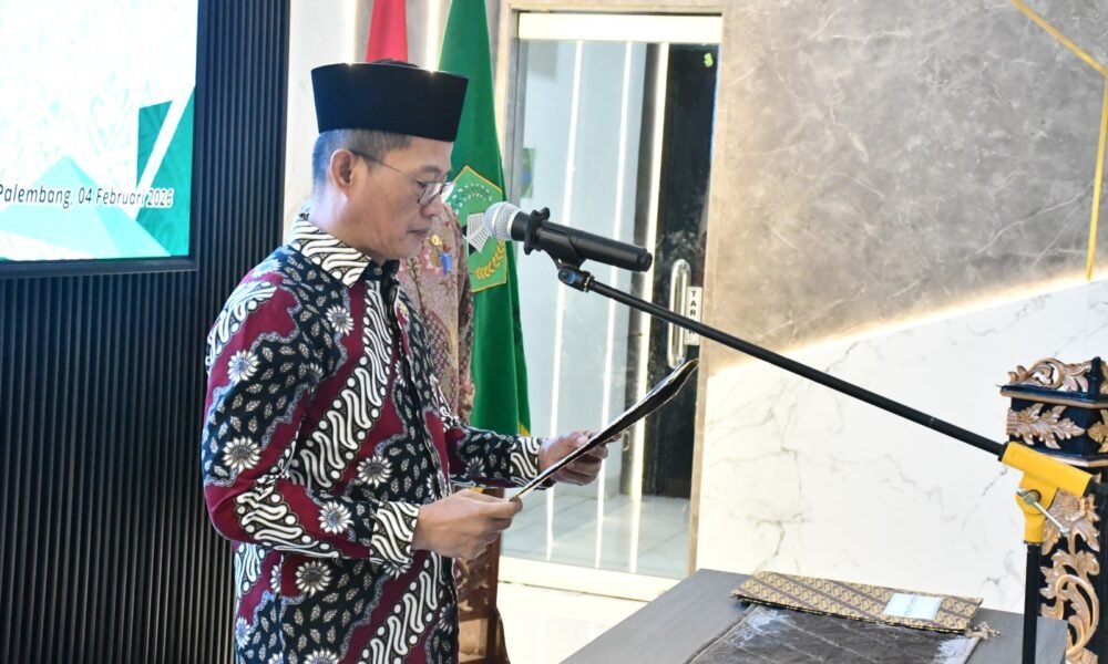 Kakanwil Kemenag Sumsel Syafitri Irwan melantik dan mengambil sumpah jabatan Dedi Alamsyah sebagai Kepala Kantor Kementerian Agama Kabupaten Musi Banyuasin di Aula Kanwil Kemenag Sumsel, Rabu (04/02/2026).