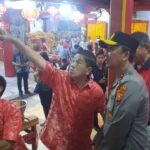 Operasi Pekat Musi 2026 Jelang Ramadan, Polda Sumsel Amankan Ratusan Botol Miras Kapolda Sumsel turun langsung mengecek pengamanan di klenteng guna memastikan umat Tionghoa dapat merayakan Imlek 2026 dengan aman dan nyaman.