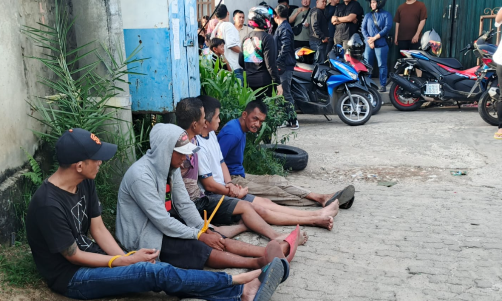 Tim Gabungan Gerebek Kampung Narkoba di Palembang, 5 Orang Ditangkap, Polisi Dilempar Air dan Batu Tim Gabungan Gerebek Kampung Narkoba di Palembang, 5 Orang Ditangkap, Polisi Dilempar Air dan Batu