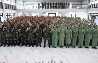 Menjelang pelaksanaan serah terima jabatan (Sertijab), Komandan Korem (Danrem) 044/Gapo Brigjen TNI Adri Koesdyanto memberikan pengarahan