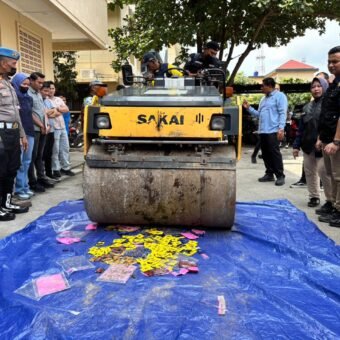 Polda Sumsel Hancurkan Narkoba Bernilai Miliaran Milik 27 Tersangka, Ada yang Dilindas Alat Berat Polda Sumsel Hancurkan Narkoba Bernilai Miliaran Milik 27 Tersangka, Ada yang Dilindas Alat Berat