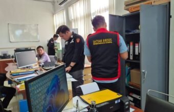Skandal Kredit Rumah Subsidi FLPP 2024–2025 di OKU Timur, Kejari Sita 163 Dokumen dari Bank Sumsel Babel Tim penyidik Kejaksaan Negeri OKU Timur melakukan penggeledahan di Kantor PT Bank Sumsel Babel Cabang Pembantu Martapura terkait dugaan korupsi program FLPP 2024–2025, Selasa (3/3/2026).