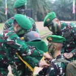 Diguyur Hujan, Forum Jurnalis Tetap Semangat Berbagi Takjil di Monpera Brigjen TNI Lalu Habibburahim Wiradarma Pimpin Tradisi Pembaretan Prajurit Infanteri Rindam II/Sriwijaya