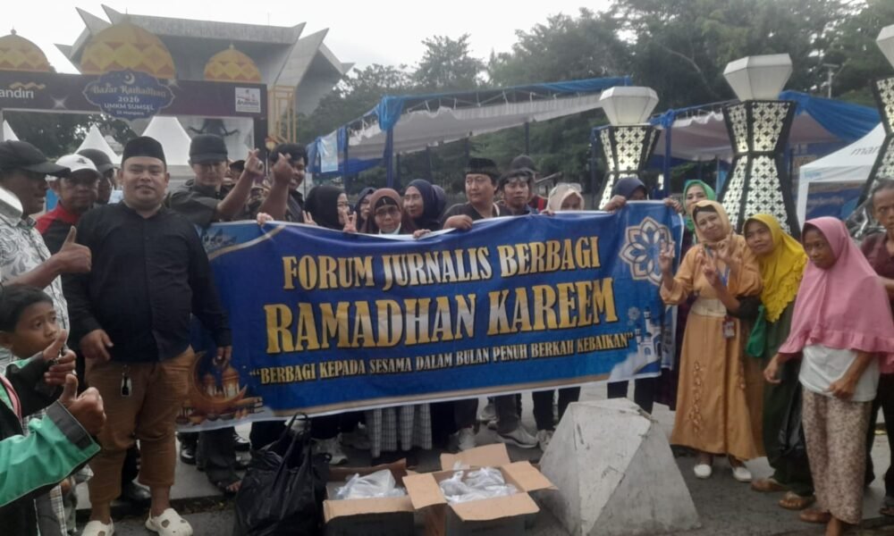 Diguyur Hujan, Forum Jurnalis Tetap Semangat Berbagi Takjil di Monpera Diguyur Hujan, Forum Jurnalis Tetap Semangat Berbagi Takjil di Monpera