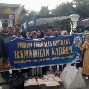 Diguyur Hujan, Forum Jurnalis Tetap Semangat Berbagi Takjil di Monpera