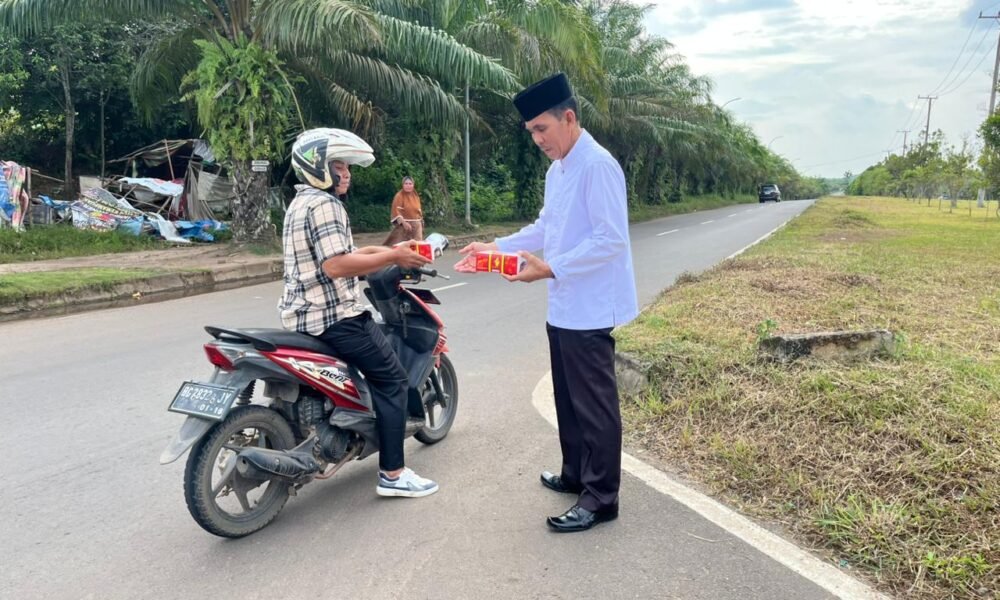 Jumat Berkah Bulan Ramadan, Lapas Banyuasin Bagikan Nasi Kotak kepada Pengendara dan Warga Jumat Berkah Bulan Ramadan, Lapas Banyuasin Bagikan Nasi Kotak kepada Pengendara dan Warga
