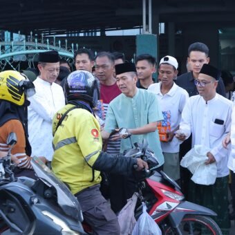 Wali Kota Ratu Dewa Bagikan Takjil Bersama Lazisnu PWNU Sumsel, Warga Antusias